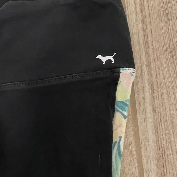 Tropical Print Capri Leggings - Picture 2 of 6